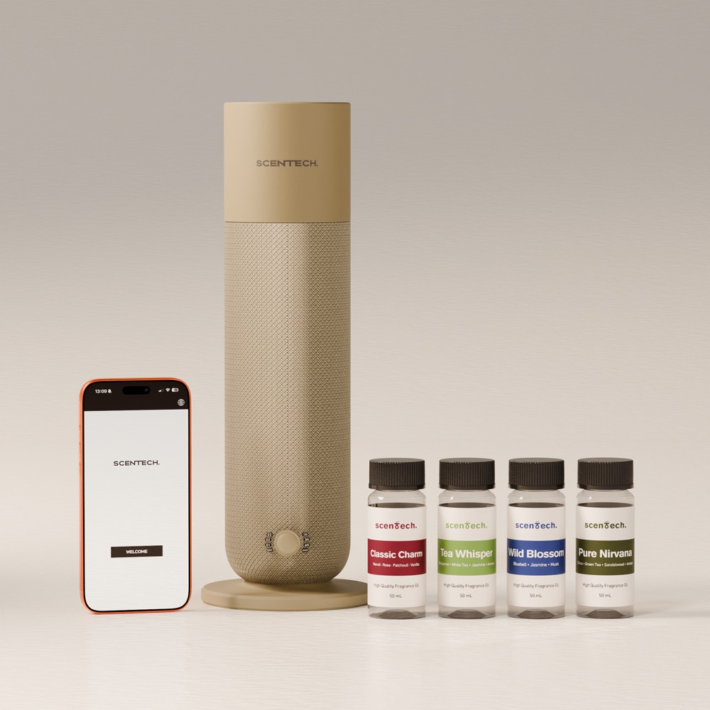 Scentech Smart Aroma Diffuser 2 auf einem Sideboard, daneben die App auf einem Smartphone und zwei ScentPods